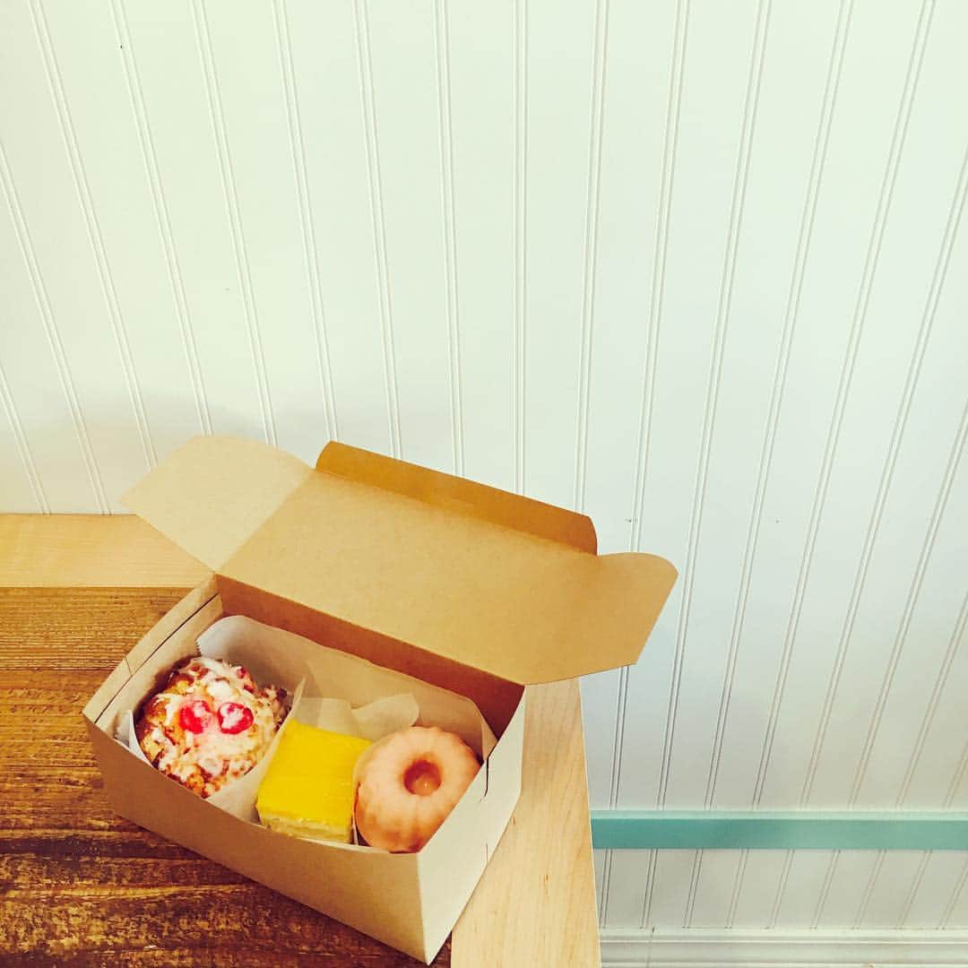 のインスタグラム：「カイムキのPipeline Bakeshopに寄ってスイーツ確保。今日はマラサダじゃなく、甘くてかわいいベイクもの🍩 #ハワイ #pipelinebakeshop #kaimuki」