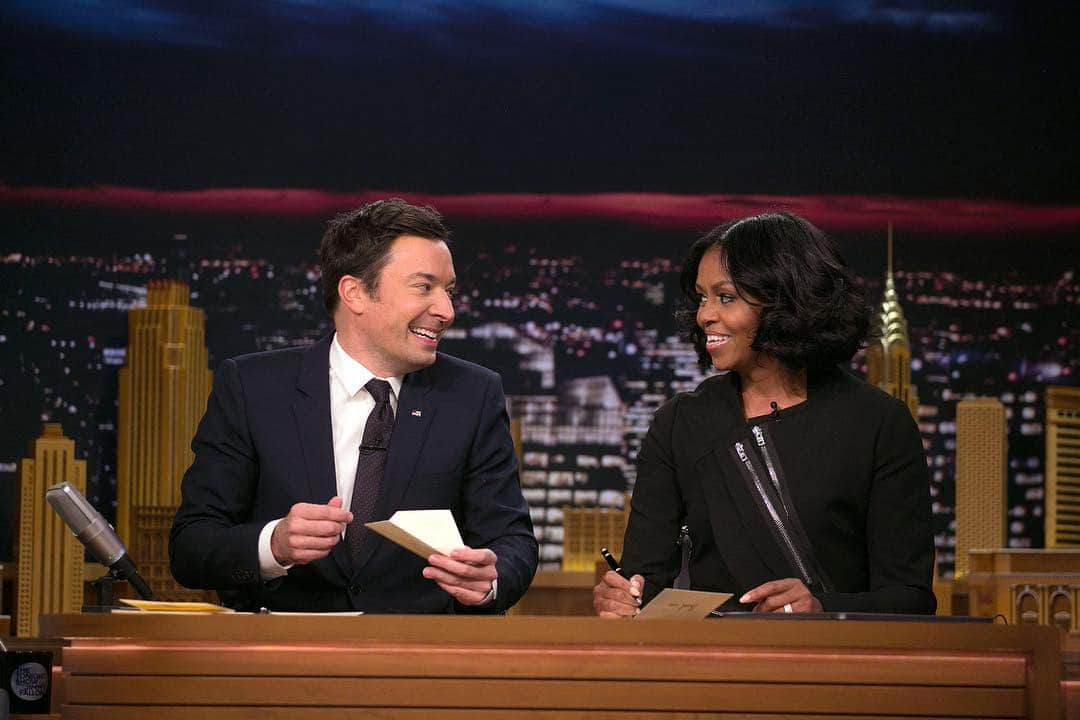 ミシェル・オバマのインスタグラム：「The First Lady took care of some thank you notes with a little help from @JimmyFallon yesterday on @FallonTonight. 💌Check out the full clip via the link in bio.」