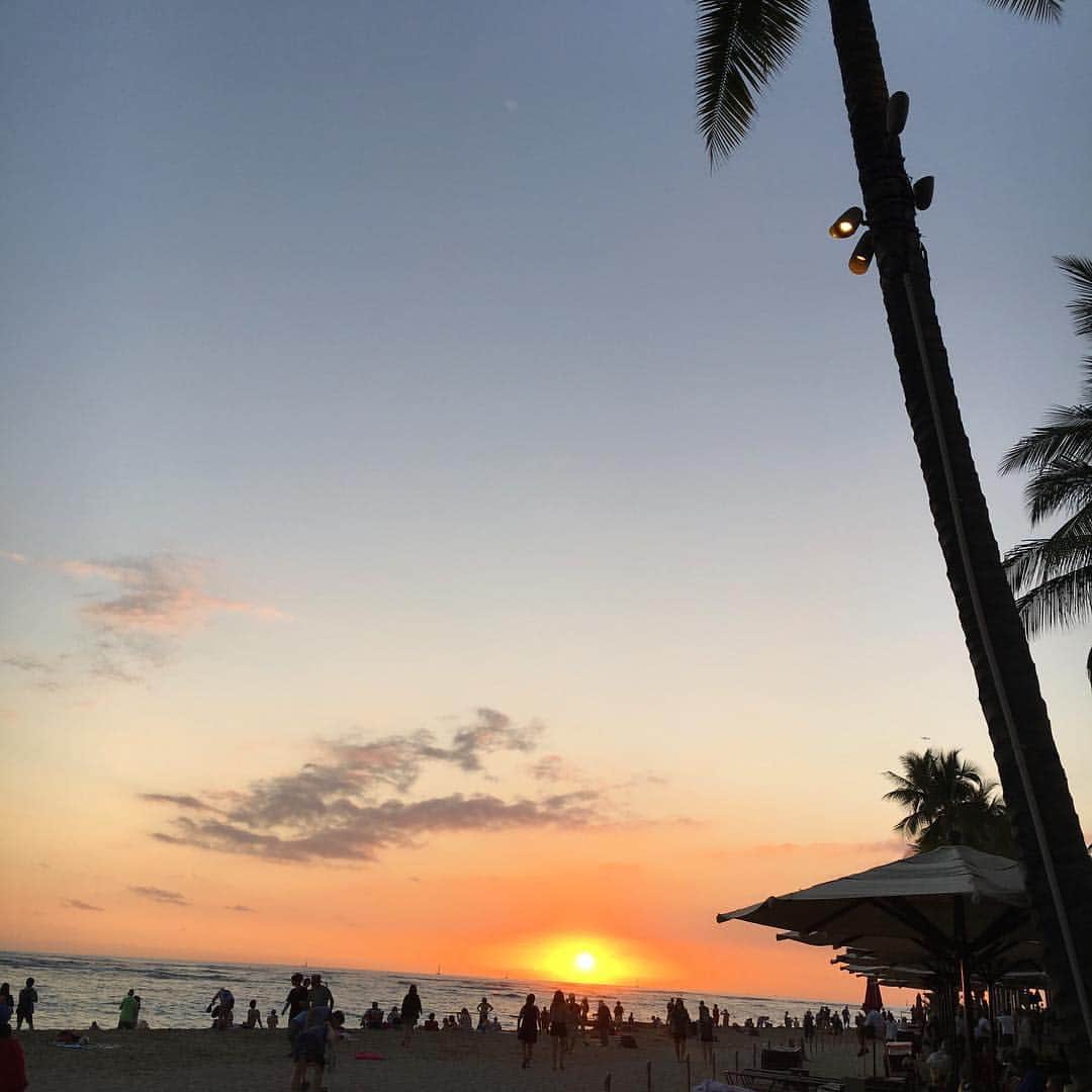 のインスタグラム：「マイタイバーでSunset✨今日のは目玉焼き風🍳 #ハワイ #sunset #vog #waikiki #instadaily」