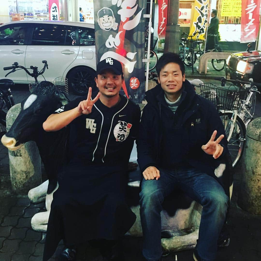 大西宏明のインスタグラム：「今更ながらの今更ですが……^_^  年末に来てくれたルーキーイヤーを終えたオリックスバファローズの近藤くん✨✨✨ 今年は怪我なく頑張ってくれるでしょう‼️‼️ 週末 寒いですので…………焼肉食べましょう（笑）（笑）  #オリックスバファローズ  #近藤大亮  #プロ野球  #笑ぎゅう  #焼肉  #東心斎橋」