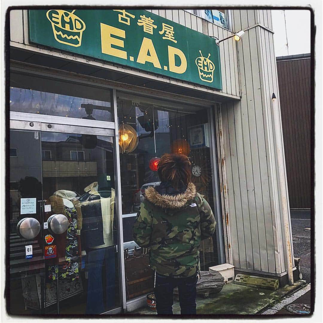 大川知英のインスタグラム：「始めての島根県松江市にある老舗の古着屋 EAD🇺🇸 size12 60's white チャックテーラーデッド、欲しかった💨 和田まんじゅうに頼んだら無視された。。 #島根県 #松江市 #古着屋 #EAD #アメカジボーイズ #TakatsuBase」