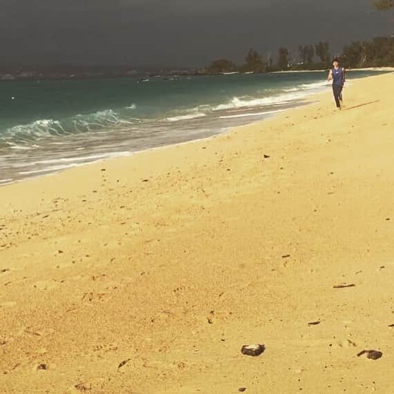 長谷川光基のインスタグラム：「砂浜トレーニング。 こんな広い砂浜をひとりじめ。 いくらでも走れる。 #砂浜 #修学旅行 #沖縄 #長友佑都」