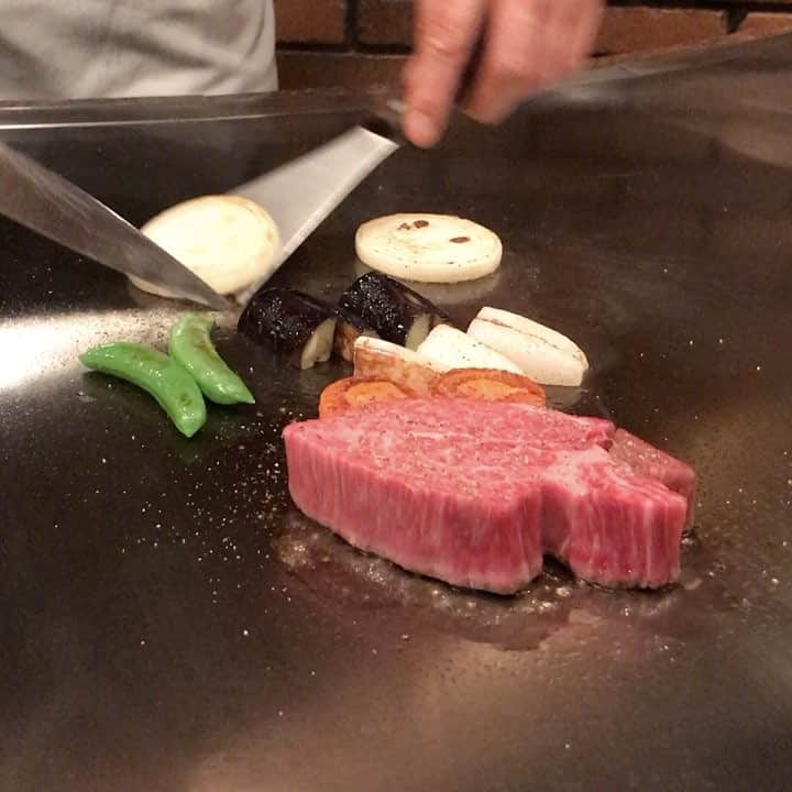 川嵜美佳のインスタグラム：「肉ーーー♪ ただただ…すごい。 Professional!!! 大谷さん（←弊社役員）ありがとうございます‼︎ …がんばりま〜すっ‼︎ ↑単純llllll(-ω-；)llllll」