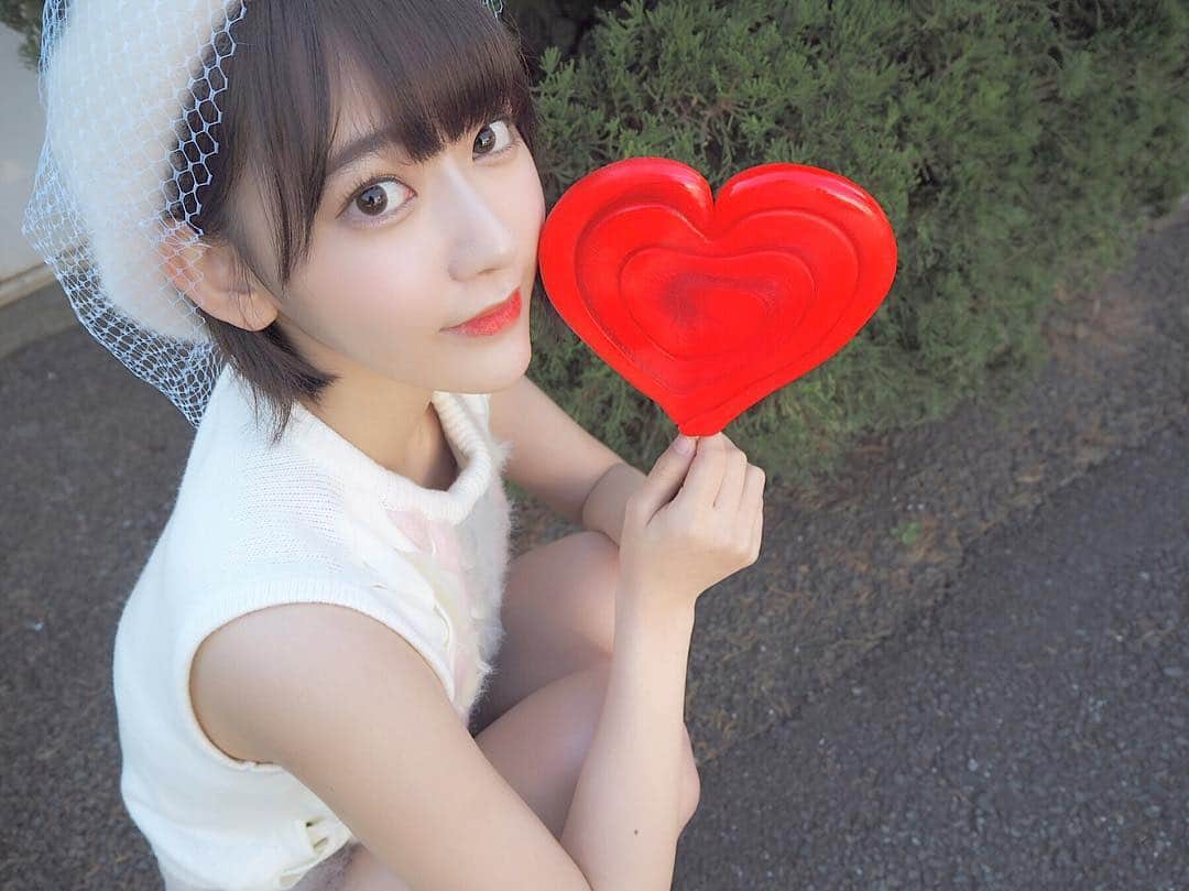 宮脇咲良さんのインスタグラム写真 - (宮脇咲良Instagram)「赤いキャンディGET！ キャンディに合わせて、リップも赤😏👍 #candy #🍭 #cute」1月13日 22時24分 - 39saku_chan