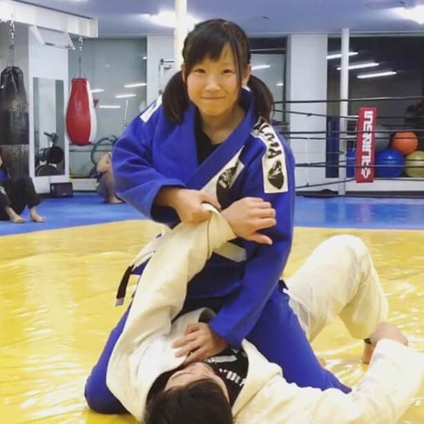 のインスタグラム：「昨年度アマ修斗全日本で初出場ながら準優勝した元空手日本一&現役消防士の宇田川唯菜 @yuinaudagawa が柔術クラスに初参加！今年は苦手な寝技を強化してプロシューターを目指します💪🏻 She is MMA&KARATE&FIRE fighter. 🚒 #shooto #mma #jiujitsu #rootsgym #格闘技 #ダイエット #体力作り#護身 #フィットネス #見学体験無料 #修斗 #柔術 #総合格闘技 #会員募集中 #タイチを探せ #女性会員募集中 #消防士 #firefighter #firegirl」