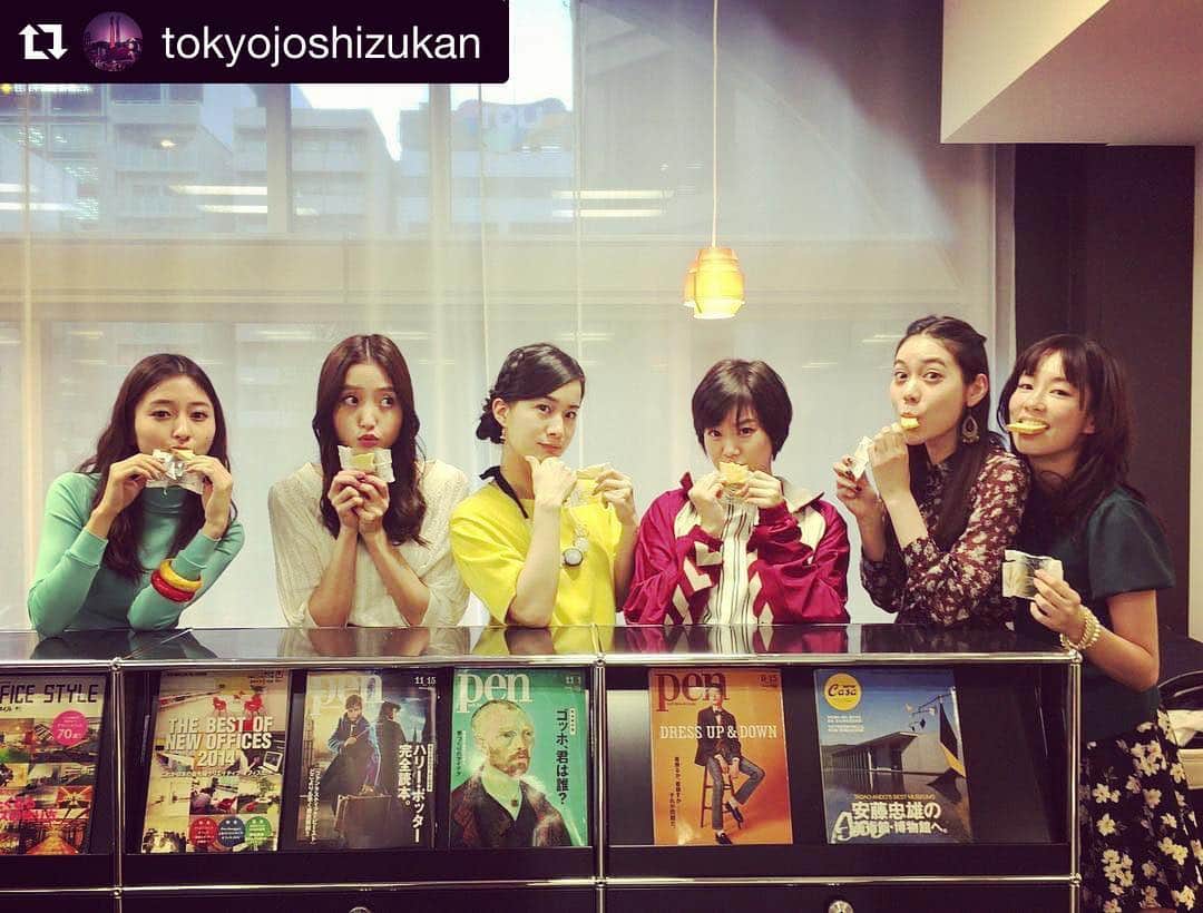 松山愛里のインスタグラム：「東京女子図鑑 第4話までAmazonプライム・ビデオにて配信中！ 差し入れのお菓子に群がる女子たち🍘🍪🍡 楽しい撮影だったなぁ〜〜(思い出に浸る) #Repost @tokyojoshizukan ・・・ 綾の会社のオフィスでオフショット╰(*´︶`*)╯♡ #東京女子図鑑 #東京カレンダー #水川あさみ#オフショット #秋田 #東京 #原宿 #三軒茶屋 #ドラマ #ファッション#amazon #第1話 #followme #フォローミー」