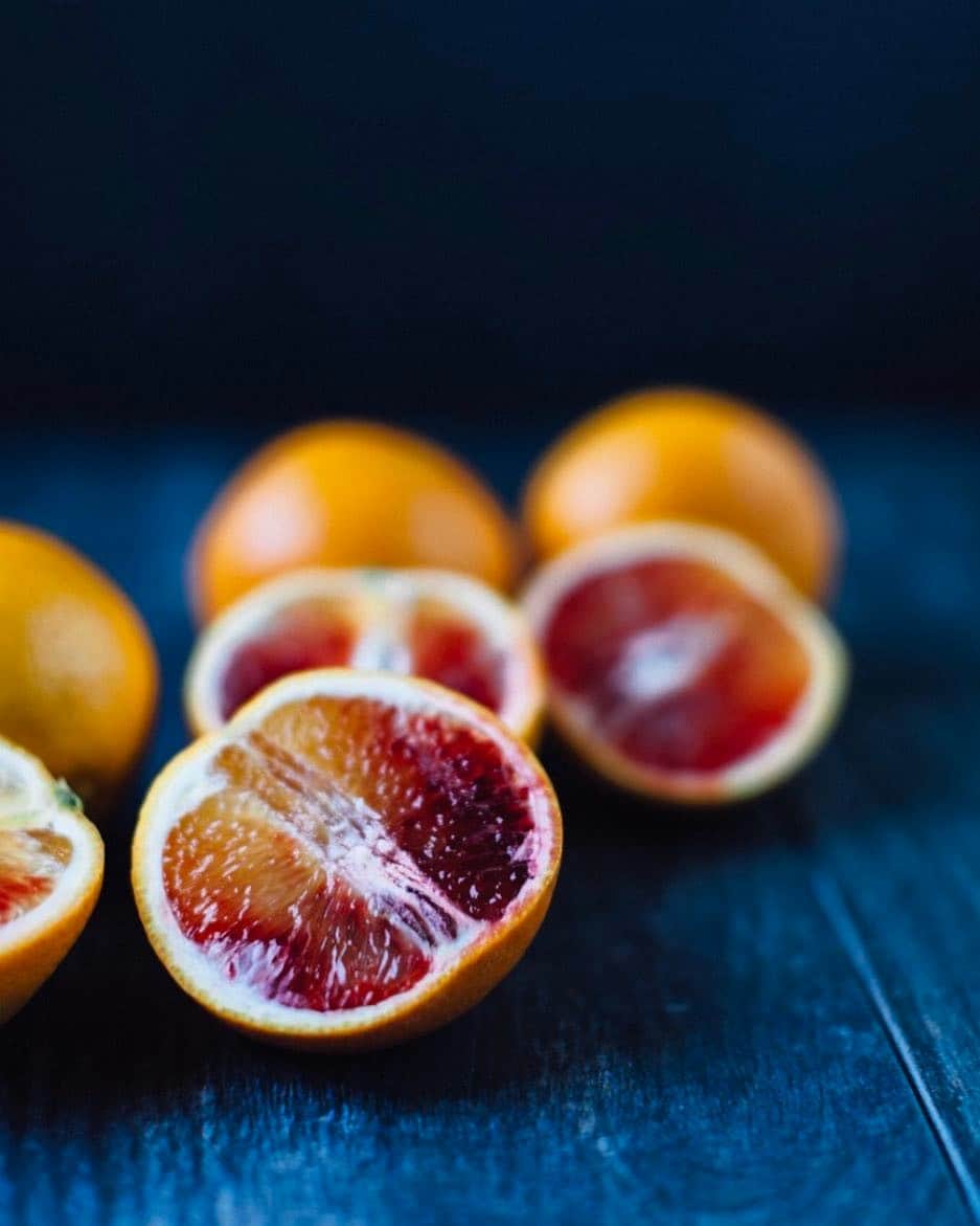 Mionetto Prosecco Sverigeのインスタグラム：「🍊🍾🇮🇹 Blodapelsiner odlas framförallt i Italien. Kanske därför denna goda frukt funkar så bra att kombinera med italienskt bubbel? Håll utkik efter kommande recept på Mionetto-cocktail!🍸🍊#blodapelsin #cocktail #mionetto_se #mionetto #mionettoprosecco #mousserandevin #prosecco #mousserande #vin #italien #bubbel #skål #aperitif #fördrink  #sparkling #cheers #cincin #matochvin #vinprovning #vintips #glera」