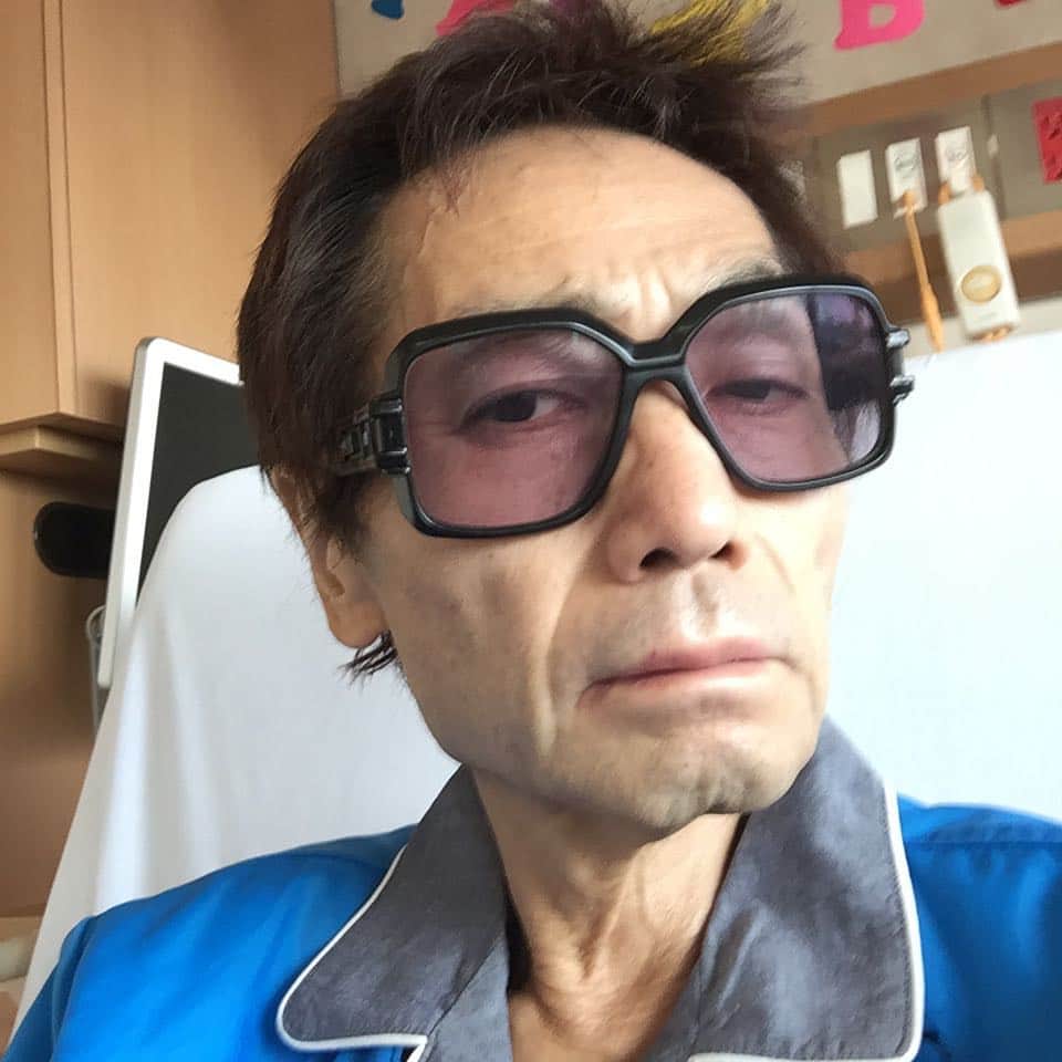 中西俊夫のインスタグラム：「CTの結果、がん自体は 大きくも小さくもなく、 現状維持よって何らかの 抑制効果あったとして 一回目の抗ガン剤治療 無駄じゃなかったという 見解。よかった。 問題は肺炎のタンで 夜ろくに寝れないことだなー、 咳と痛みと。 ま、医療チームが テイクケアしてくれるので。 良いタイミングで入院したもんだ。」