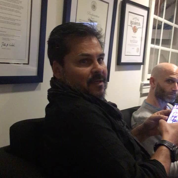 マシ・オカのインスタグラム：「Live tweeting #h50 with the @plenkov and the writers!」