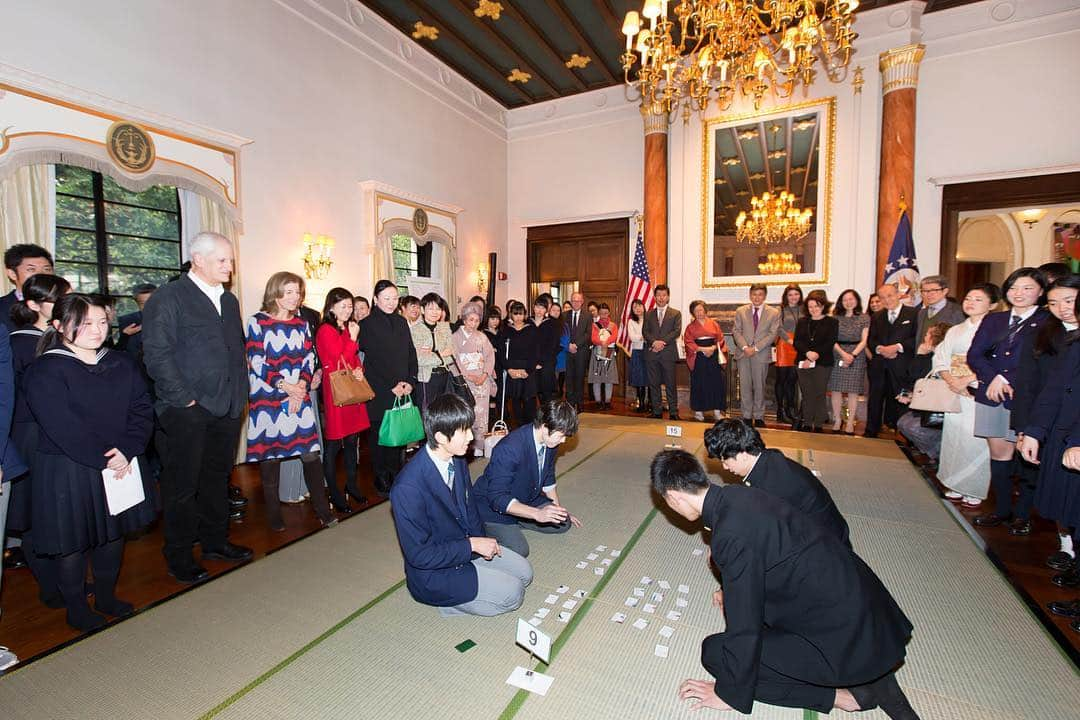 キャロライン・ケネディさんのインスタグラム写真 - (キャロライン・ケネディInstagram)「Learning about Japanese poetry traditions from the experts #hyakuninisshu 古くから伝わる日本の詩の伝統をエキスパートの皆さんから学んでいます。 #英語 #百人一首 #かるた」1月14日 11時13分 - amb_kennedy