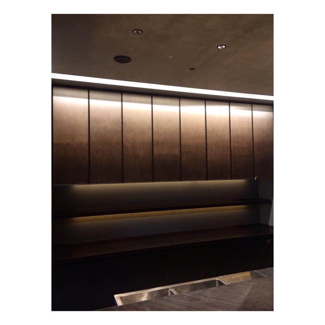 のインスタグラム：「#azumaarchitectandassociates #interior #interiordesign #designer #surfacedesign #wallpaper #japanesehotel #gradation #contemporarycraft #abstract #luxury #luxurywallpaper #japan #artwork #wajue #hoteldesign #japanesewallpaper #customwallpaper #tokyo #cabinetdoors #hoshinoyatokyo #coppercolor #和紙壁紙 #星野や東京」