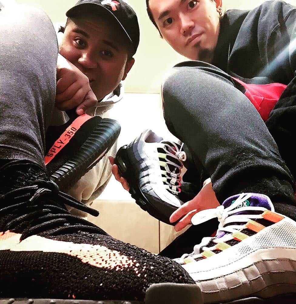 アントニーのインスタグラム：「ノブ君とキモドリ！  #アントニー  #ノブ君 #yeezyboost350v2  #airmax95greedy」