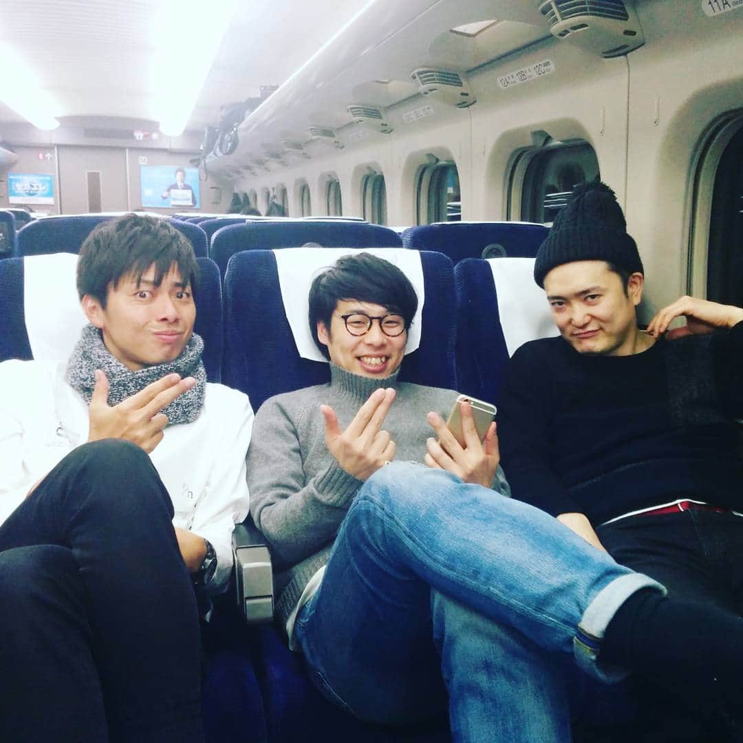 松谷賢示さんのインスタグラム写真 - (松谷賢示Instagram)「島根エンプティーステージ終わり、 東京へいざフライト！のはずが、大雪の為フライト出来ず、電車を乗り継ぎ新幹線で新大阪へ、大阪で１泊。朝から東京戻ります。 ルミネ石田班SP、本日千秋楽となっております。是非。  #エンプティーステージ #島根 #岡山より #新幹線 #かたつむり中澤本マグロ #ラフレクラン西村  #ネルソンズ岸  #水玉れっぷう隊ケン」1月15日 2時15分 - mizutamarepputai_ken