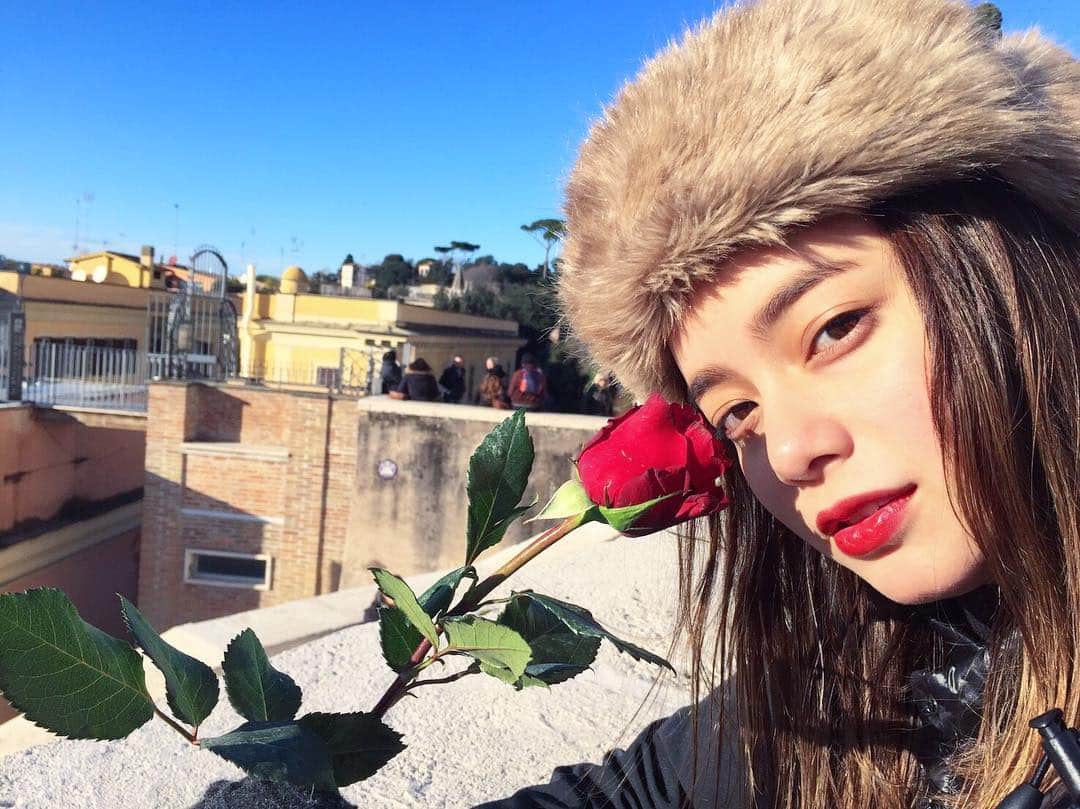 岸本セシルのインスタグラム：「Roma🇮🇹 #italia #Roma #rose #trip #イタリア感伝わらない写真 #まんまとバラを売られる #noと言えない日本人 #顔だけ外国人」