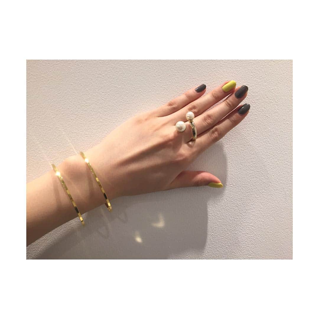 アミウさんのインスタグラム写真 - (アミウInstagram)「ELLA TWO PEARLS RING No.24350310 Col.GOLD Size.11,13 Yochi DOUBLE BRACELETS No.76350035 Col.GOLD,SILVER  amiwshinjyuku 03-6279-4604 #amiw#amiwshop#ELLA#pearl#ring#yochi#bracelet#gold#accessory#fashion#instagood」1月15日 18時56分 - amiwshop