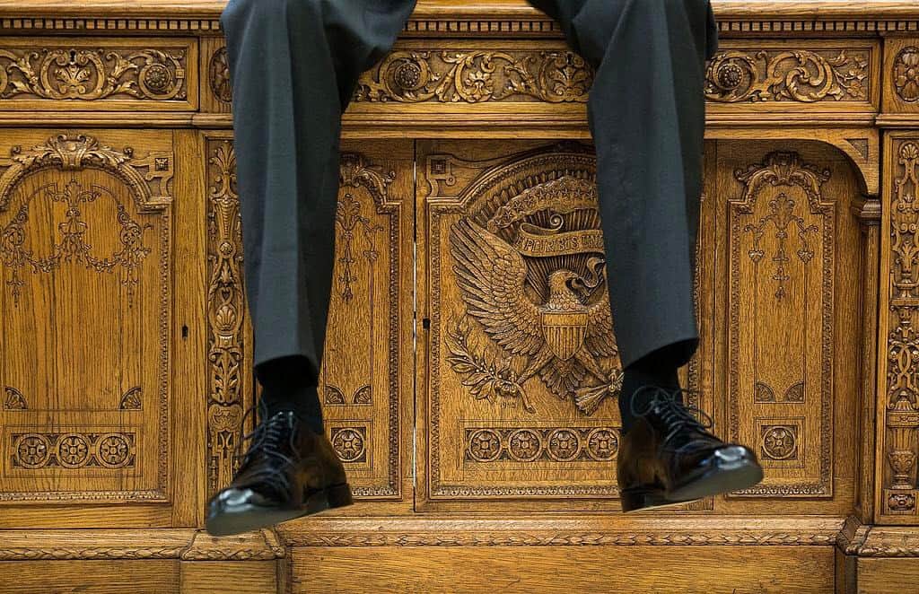 ピート・ソウザのインスタグラム：「Hard to believe that I have only six more days to see the Resolute desk every day. Oh, stay tuned tomorrow for Bill Plante's interview with me on CBS Sunday Morning.」