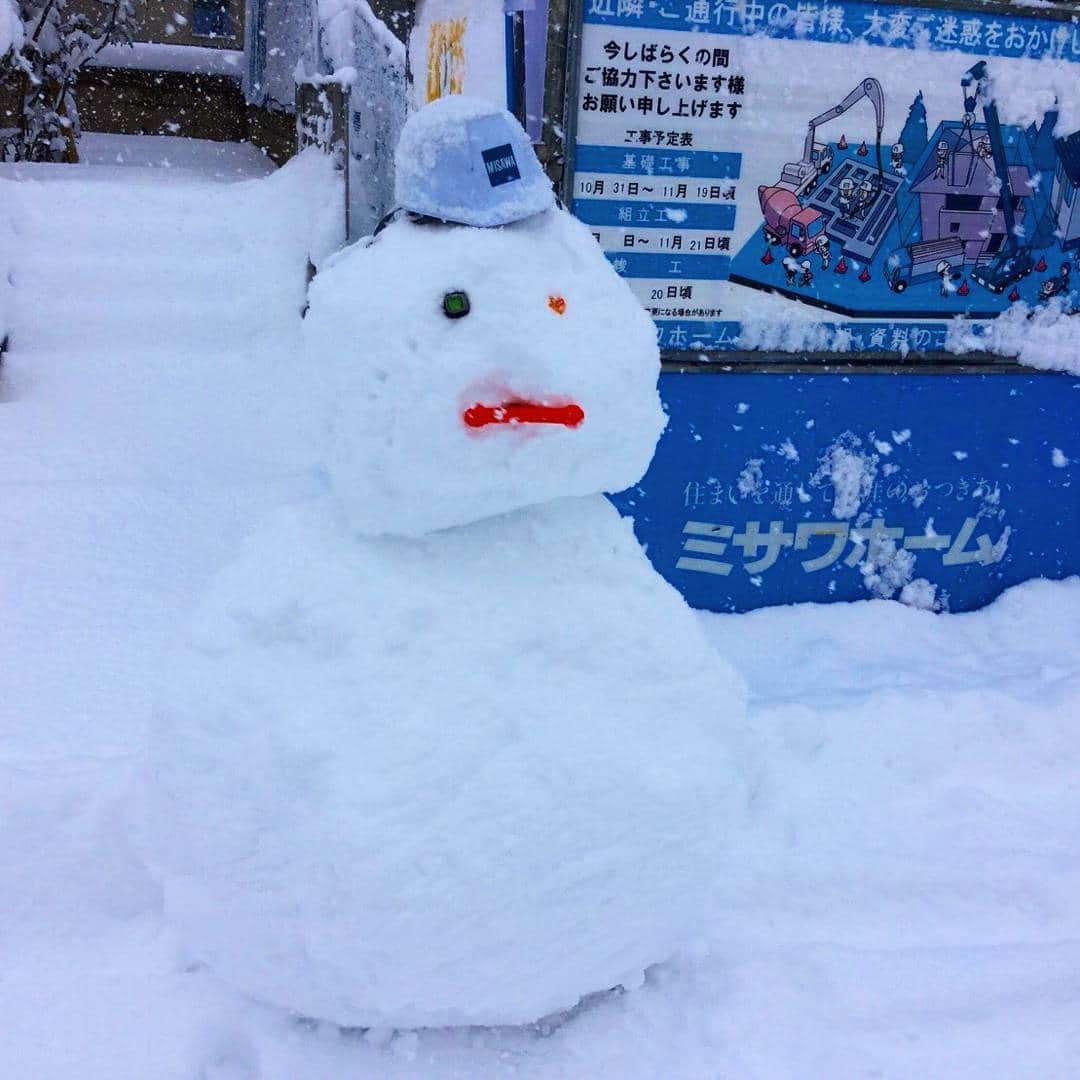 ミサワホーム桑名展示場のインスタグラム：「ミサワホームの本日限定社員です⛄ 本日桑名の星見が丘にある法務局付近に来ていただくとお会いできるかも知れません✨ モデルハウスハウスも見れますのでご来場お待ちしております❗ #ミサワホーム#桑名#マイホーム#戸建#モデルハウス#新築」
