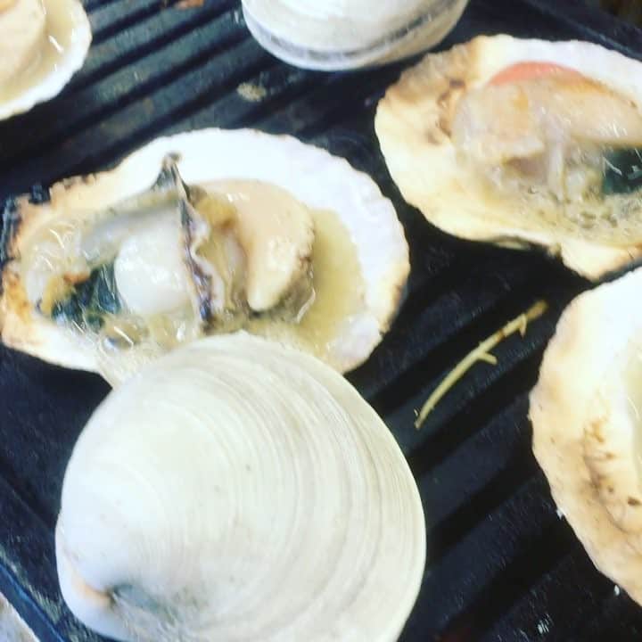 眞庭城聖のインスタグラム：「大洗貝フェスやってまーす  #大洗 #牡蠣 #ハマグリ #ホンビノス #貝 #茨城ロボッツ #前田の実況 #しょーもない」