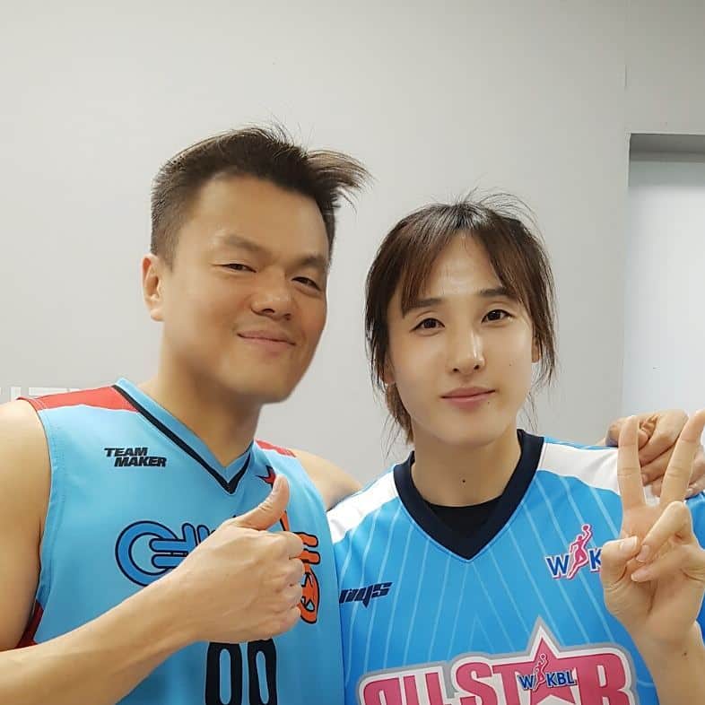 パク・ジニョンさんのインスタグラム写真 - (パク・ジニョンInstagram)「#JYP #Wkbl올스타 #김단비 #KCBL연예인농구리그 #koreancelebritybasketballleague #예체능농구팀  오랫만에 단비랑. 오늘 화이팅!」1月15日 15時41分 - asiansoul_jyp