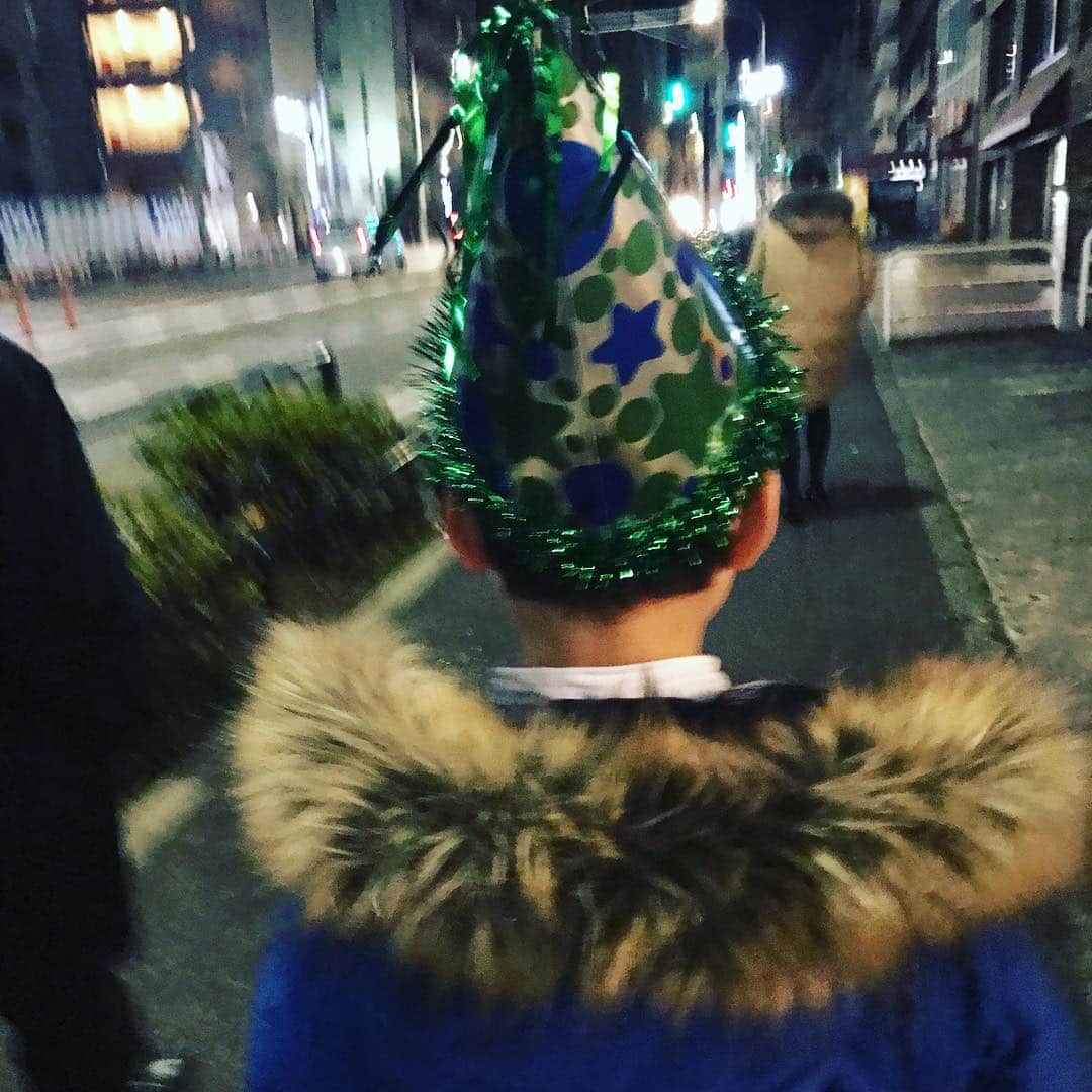 滝沢眞規子さんのインスタグラム写真 - (滝沢眞規子Instagram)「ちょっと早いけどみんなでお祝い✨ 息子10歳。おめでとう🎂🎂🎂寒い寒い時期にうまれたけど心の温かい人になるんだよ！」1月15日 20時40分 - makikotakizawa