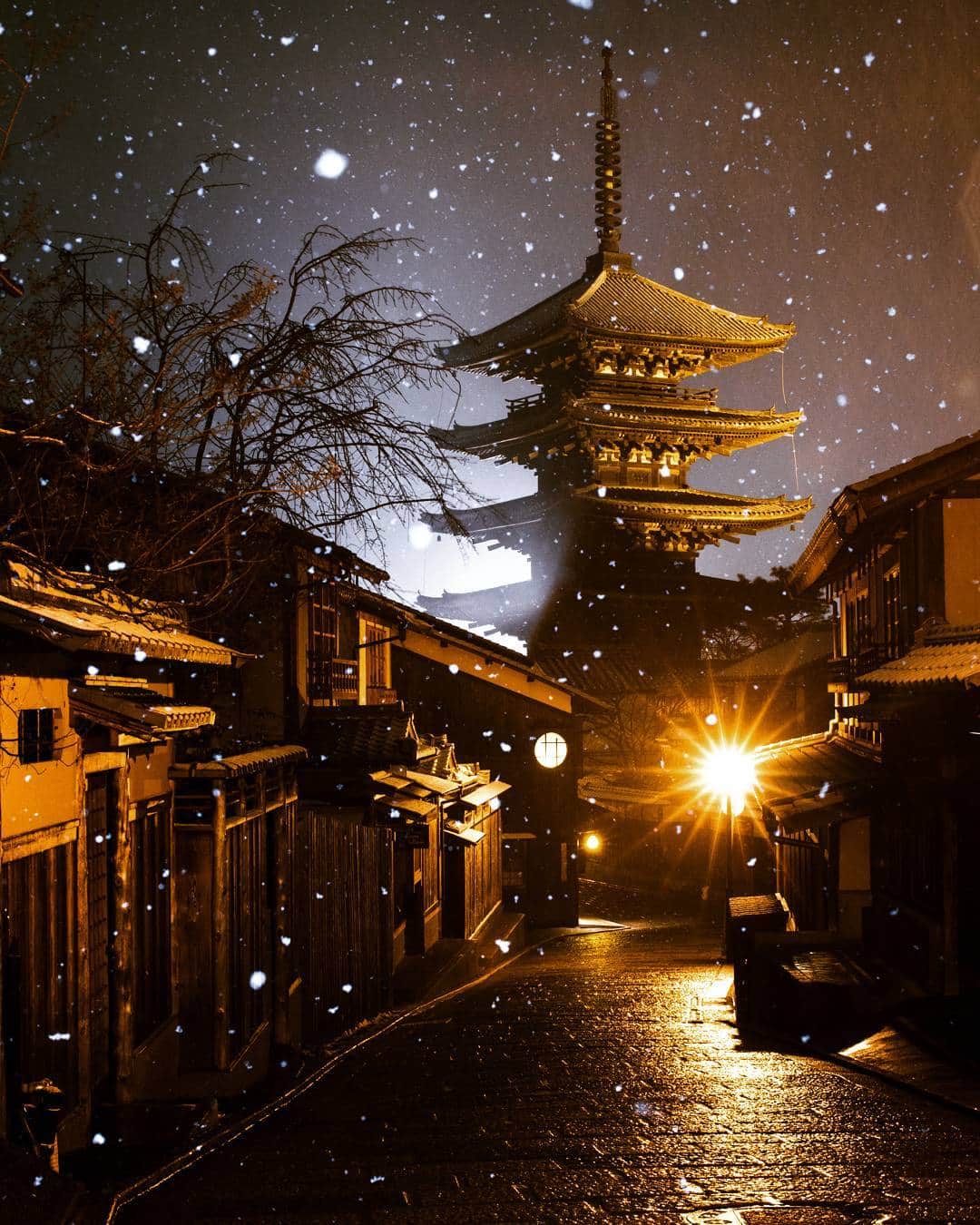 京都いいとこフォトさんのインスタグラム写真 - (京都いいとこフォトInstagram)「. 降り始めの雪と八坂の塔。 僕自身初めて体験する京都の雪に見とれ、寒さも忘れて撮影しました。 . It began to snow in Kyoto! . Date : 2017.1.14 Location : #八坂の塔 #yasakapagoda Photo : @hino0117 . . 個人アカウント @hino0117 にも別カットをアップしています。 .」1月15日 22時02分 - kyoto_iitoko