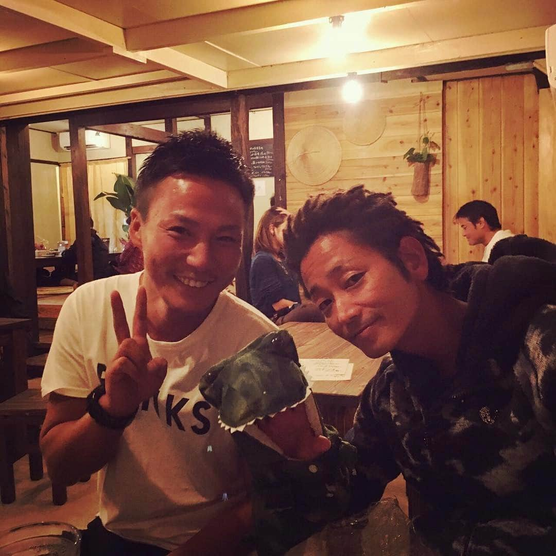 宮良忍（SHINOBU）さんのインスタグラム写真 - (宮良忍（SHINOBU）Instagram)「小浜島の集落に新しく出来た、居酒屋ゆうなオープン〜🍶🏮いい感じの居酒屋だったよ〜♪ #小浜島 #居酒屋 #民宿から徒歩一分のお店で働いてる #かずくん #ダースへの台湾のおみやげありがとう #可愛すぎ #パペットマペット @kazu_bbb11」1月16日 0時23分 - shinobu_miyara