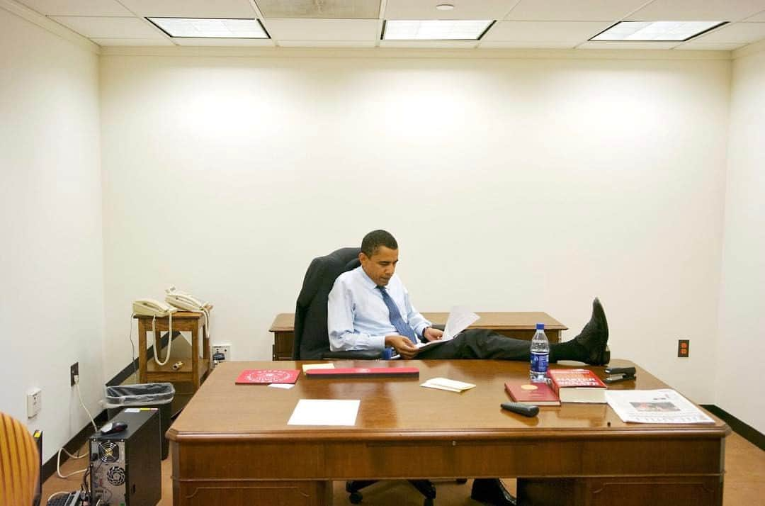 ピート・ソウザのインスタグラム：「Hard to believe that it was 12 years ago when I made this picture of this freshman Senator in a windowless, basement office on Capitol Hill. I remember thinking even then that this photograph might be an interesting contrast if he ever made it to the Resolute desk. Thanks to Bill Plante for a nice segment today on CBS Sunday Morning. Link in profile. Photo copyright Chicago Tribune」