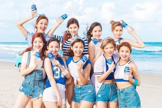 ミナのインスタグラム：「170116 TWICE have been chosen by Pocari Sweat as their models. #트와이스」