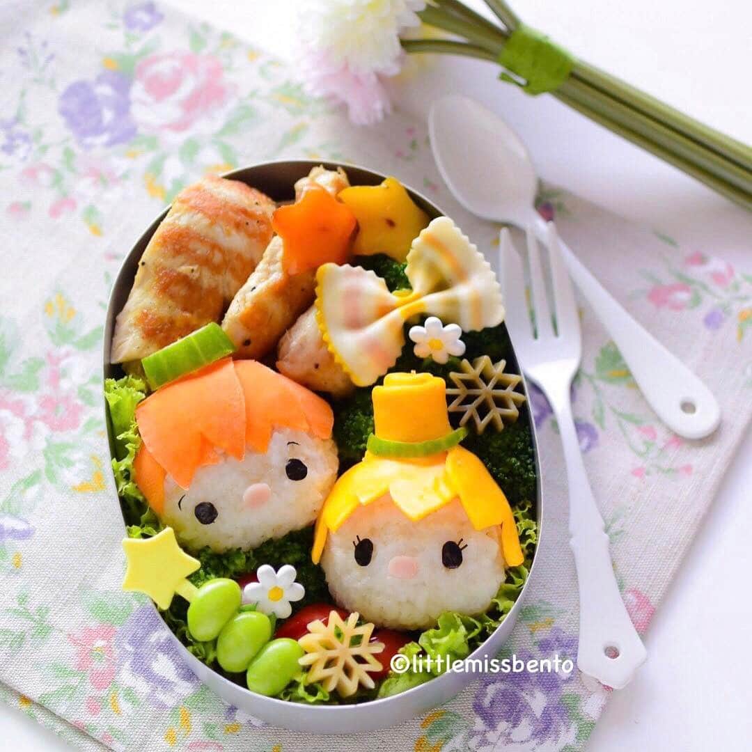 Little Miss Bento・Shirley シャリーさんのインスタグラム写真 - (Little Miss Bento・Shirley シャリーInstagram)「Peter Pan and Tinker Bell ♪  Wow I realized I haven't actually made Peter Pan at all, and Tinker Bell featured only once in my bento.  So today I decided that it would be fun to make them both for my lunchbox. Using egg and carrot for their hair, I loved the end results.  ピーター・パンとティンカー・ベルです。  今日のキャラ弁です。可愛いですか？  今日の前にピーター・パンは作ることがありませんでした。ティンカー・ベルは一回だけ(灬ºωº灬)♥ 今度人参と薄焼き卵を使って、髪を作りました。良い色だよ〜良かったね  #ティンカーベル #ピーターパン #ツムツム #ディズニー #ディズニーツムツム #可愛い #キャラ弁 #デコ弁 #手作り #キャラフード #kyaraben #charaben #decoben #littlemissbento #tinkerbell #peterpan #disney #disneytsumtsum #disneyprincess #onigiriaction」1月16日 11時17分 - littlemissbento