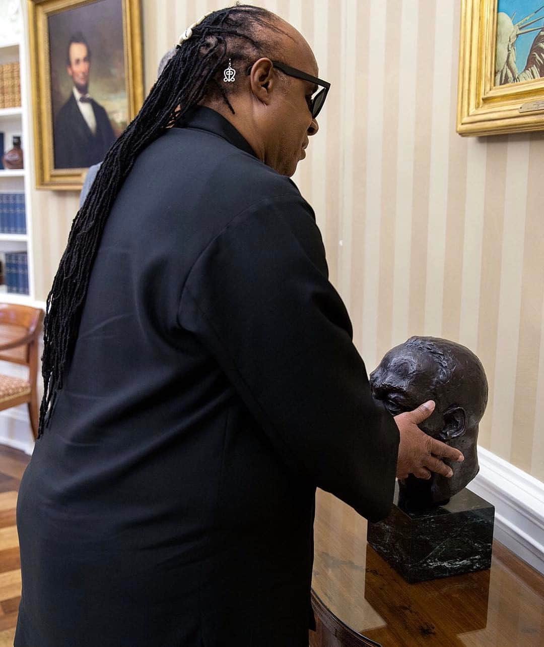 ピート・ソウザのインスタグラム：「Stevie Wonder feels the bust of MLK while visiting President Obama last year.」