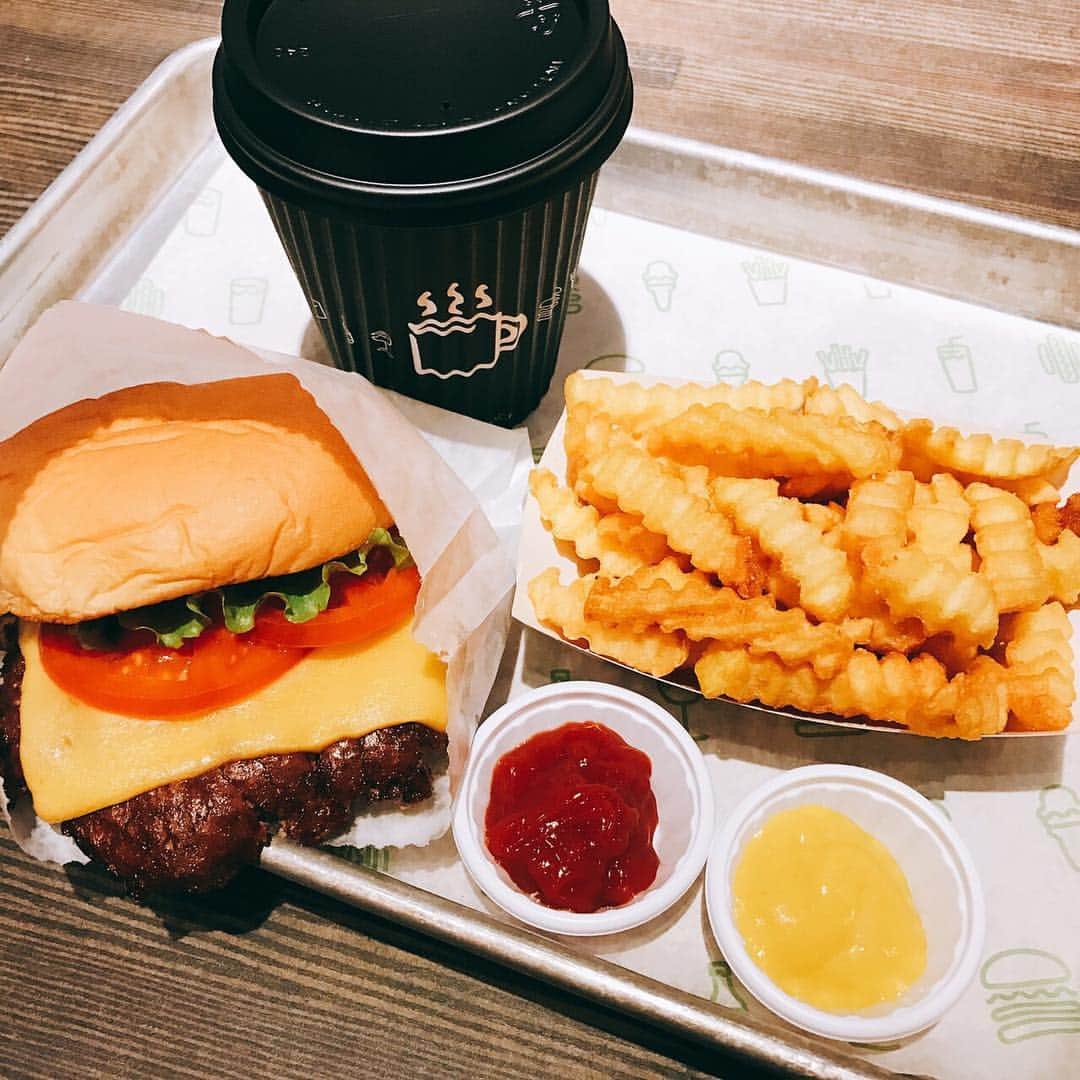 松野莉奈のインスタグラム：「😋💕🍔 #shakeshack #hamburger 🍔 #Yummy 😋」