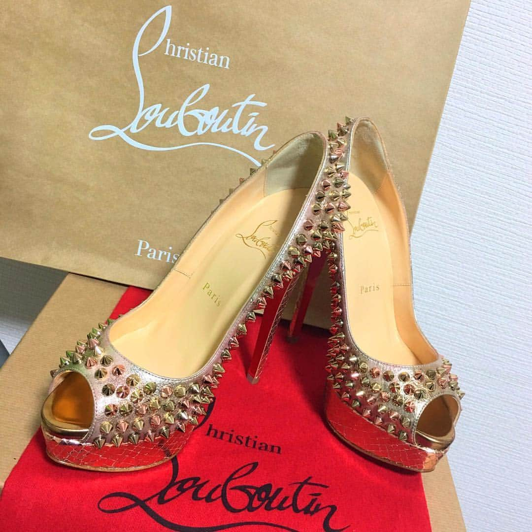 神咲 麻央 / まおちゃるさんのインスタグラム写真 - (神咲 麻央 / まおちゃるInstagram)「👠💕💕 #christianlouboutin #louboutin #クリスチャンルブタン #ルブタン」1月16日 18時24分 - _maocharu_