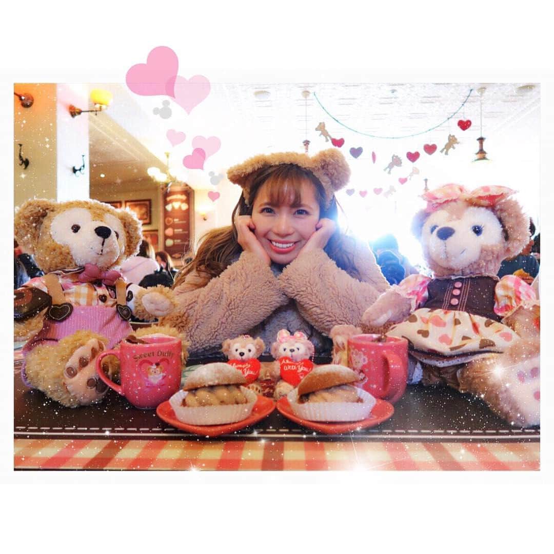 のインスタグラム：「スウィートダッフィー🐻🍫のスペシャルメニューパーティー🍰💗🎉🍴✨✨✨ . スーベニアのカップとプレート可愛すぎて罪すぎる。もうワンセット欲しいからまた食べなくては！！😱💗💕💦毎年スウィートダッフィーの時期はお金がいくらあっても足りないと感じるのは私だけでしょうか？🐻🐻🐻 . #tds #tokyodisneysea #disneysea #sweetduffy #duffy #cute #yummy #sweet #ディズニーシー #ディズニーコーデ #スウィートダッフィー #ダッフィー #ケープコッドクックオフ #スペシャルメニュー #可愛い #美味しい #甘党 #お耳でペコリとご挨拶 😂💗💕」