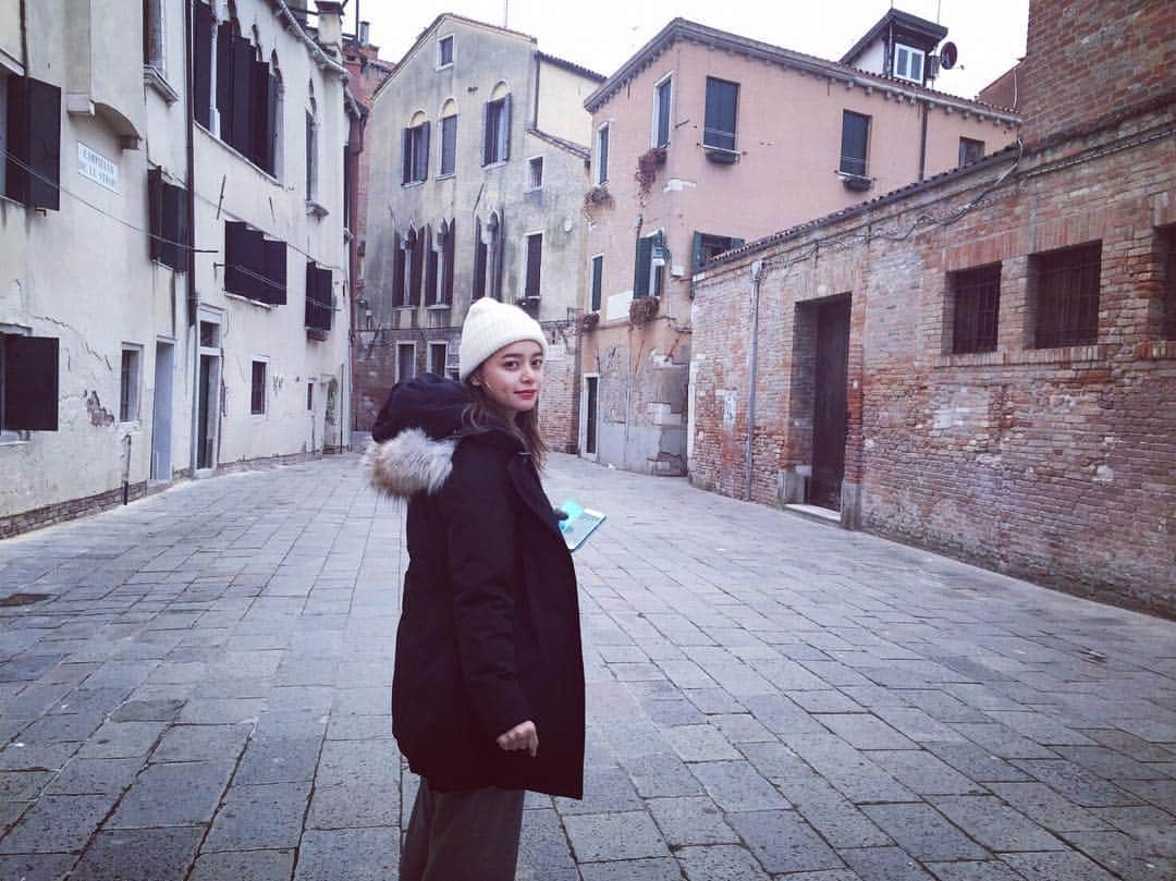 岸本セシルのインスタグラム：「ヴェネツィア🇮🇹 写真撮るとこミスってるけど、街並みも可愛くて素敵☺️ #italia #venezia #ヴェネツィア #ローマより寒い #カナダグース大活躍 #ルゥ服」