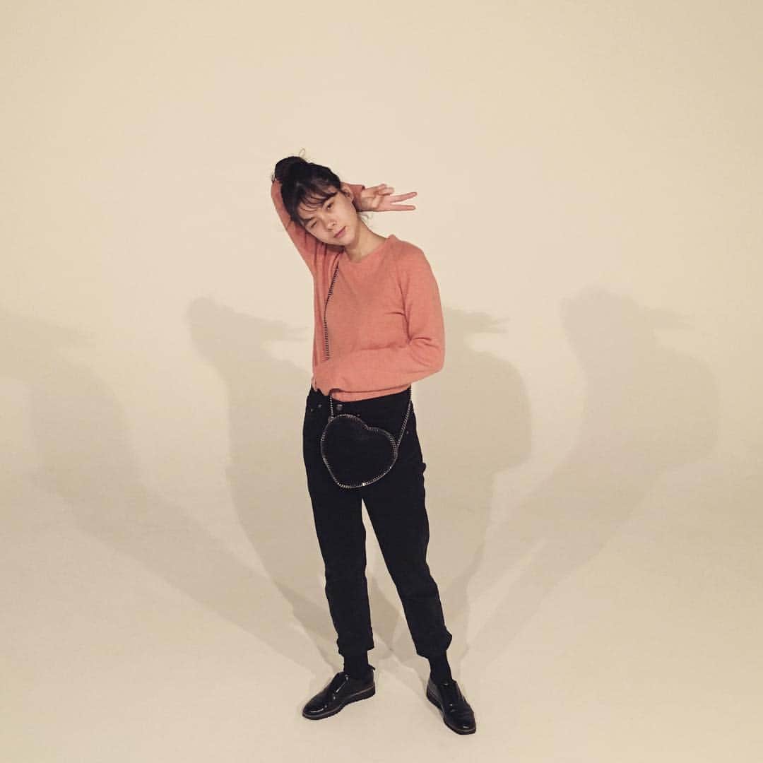 SPRiNGさんのインスタグラム写真 - (SPRiNGInstagram)「あっという間に撮影が終わってしまったスタジオで、#エモン久瑠美 ちゃんと撮影会。f #ピースも私服も可愛すぎる #ステラマッカートニーのアイコンバッグ"ファラベラ" #久瑠美ちゃんはハート型をセレクト #stellamccartney  #springmagazine」1月17日 0時08分 - spring_tkj