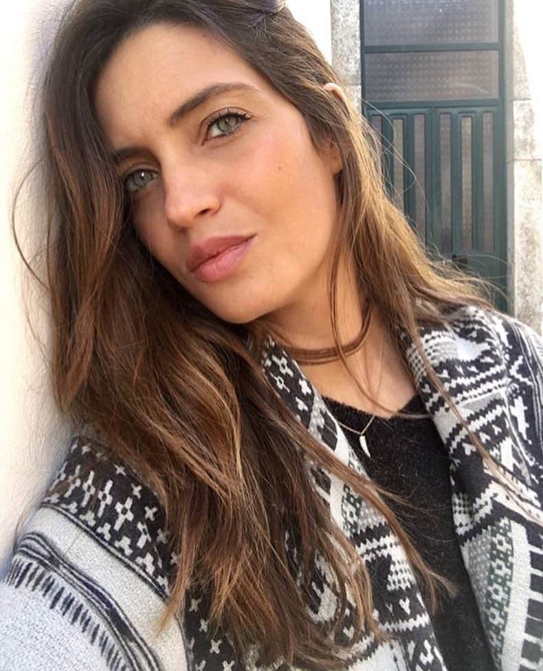 サラ・カルボネロのインスタグラム：「"Hola lunes . Adiós virus👋🏼" #SC」