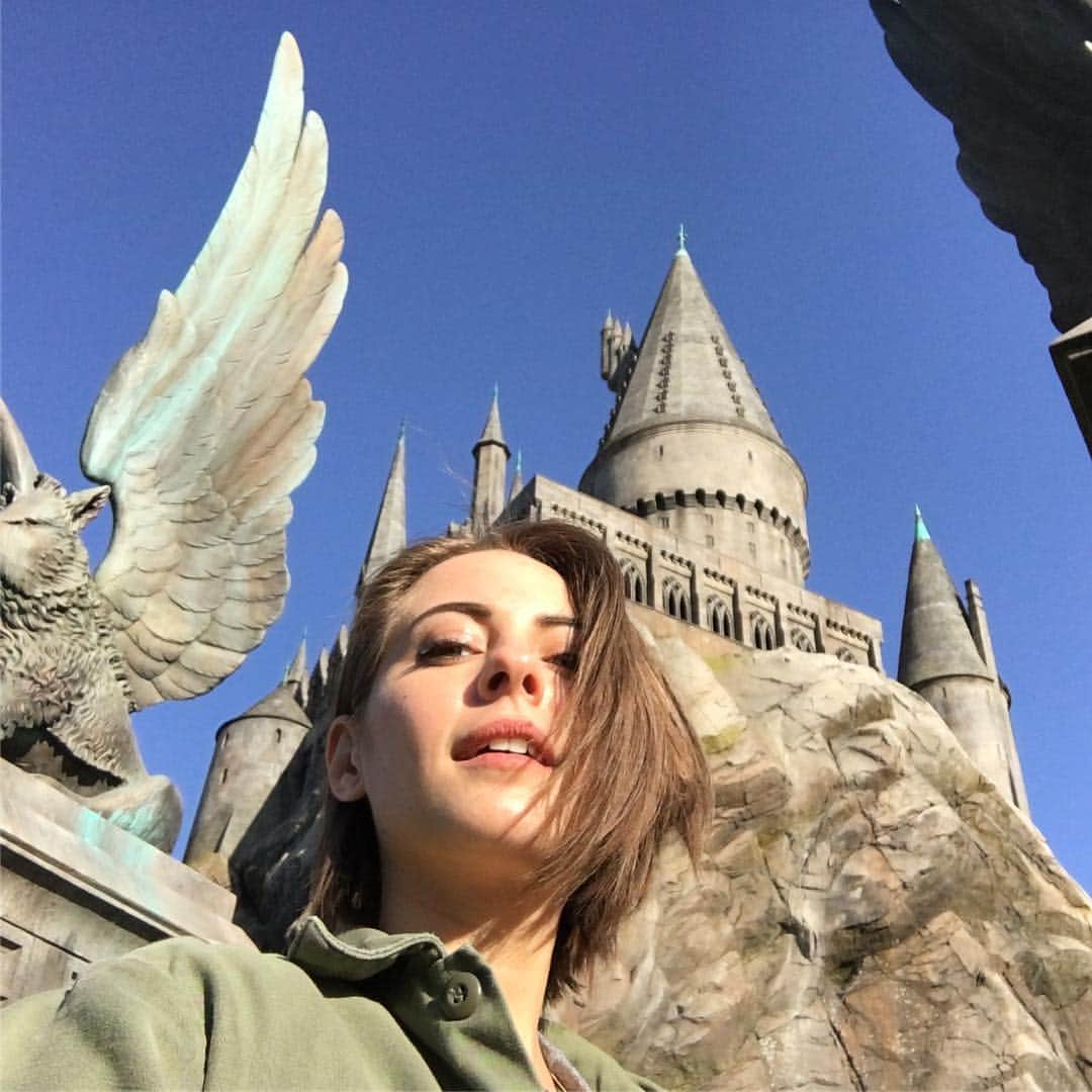 ウィラ・ホランドのインスタグラム：「👩🏻‍🎓」