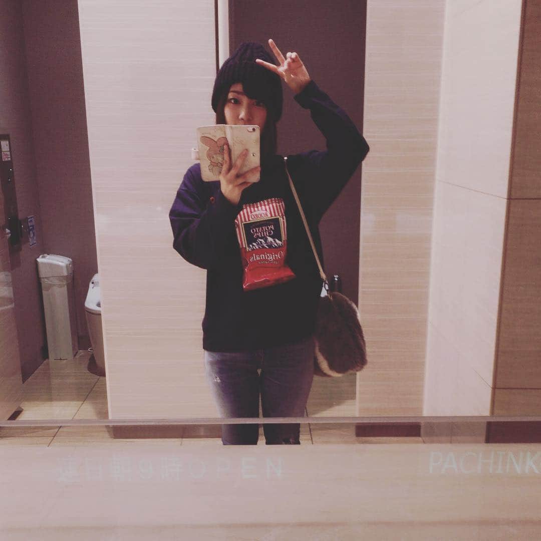 ヒラヤマンのインスタグラム：「KEIZ尾張旭さんにて。寒いけんデニム(o^^o) #keiz尾張旭店 #背景はトイレ#デニム伸びてきた #姿勢が悪い」