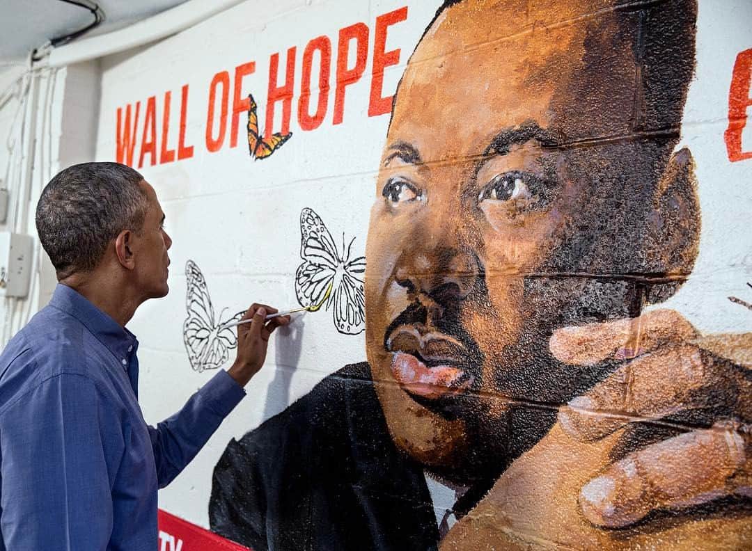 ピート・ソウザのインスタグラム：「President Obama helps paint a butterfly on the the Wall of Hope during the Martin Luther King Jr. Day service project at the Jobs Have Priority (JHP) Naylor Road Family Shelter in Washington, D.C. today.」