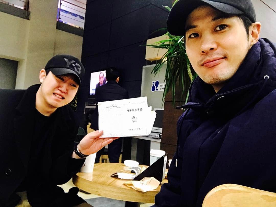 キム・ジソクのインスタグラム：「구청에서 만난형제.명의이전만2시간#내잘못#내탓#형이 요새바빠서 정신이없어.너가사준 커피랑샌드위치는 내평생 처음이야.👏👏👏」