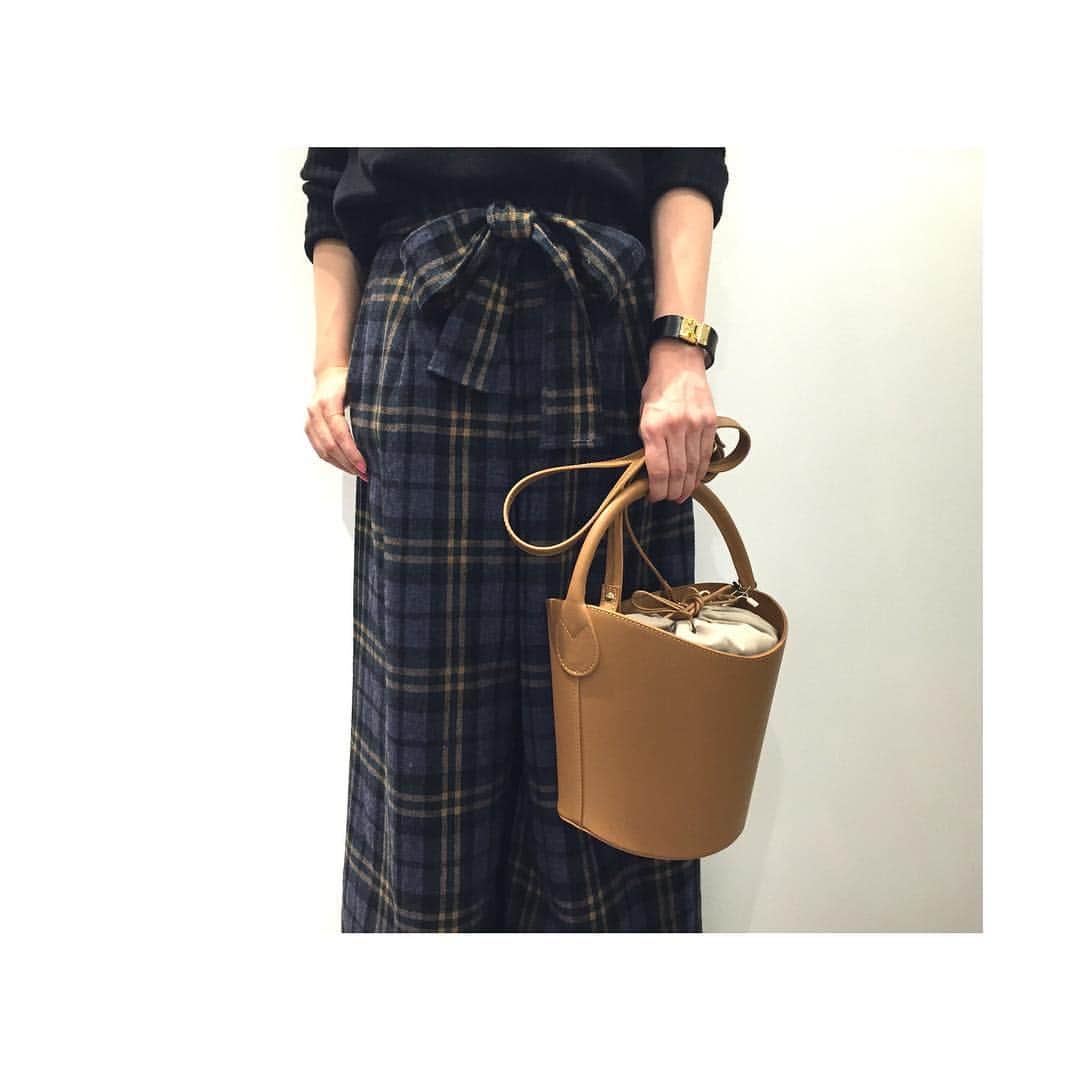 アミウのインスタグラム：「MILOS BUCKET BAG No.76354070 Col.CAMEL amiwshinjyuku 03-6279-4604 #amiw#amiwshop#milos#bucketbag#camel#bag#fashion#instagood」