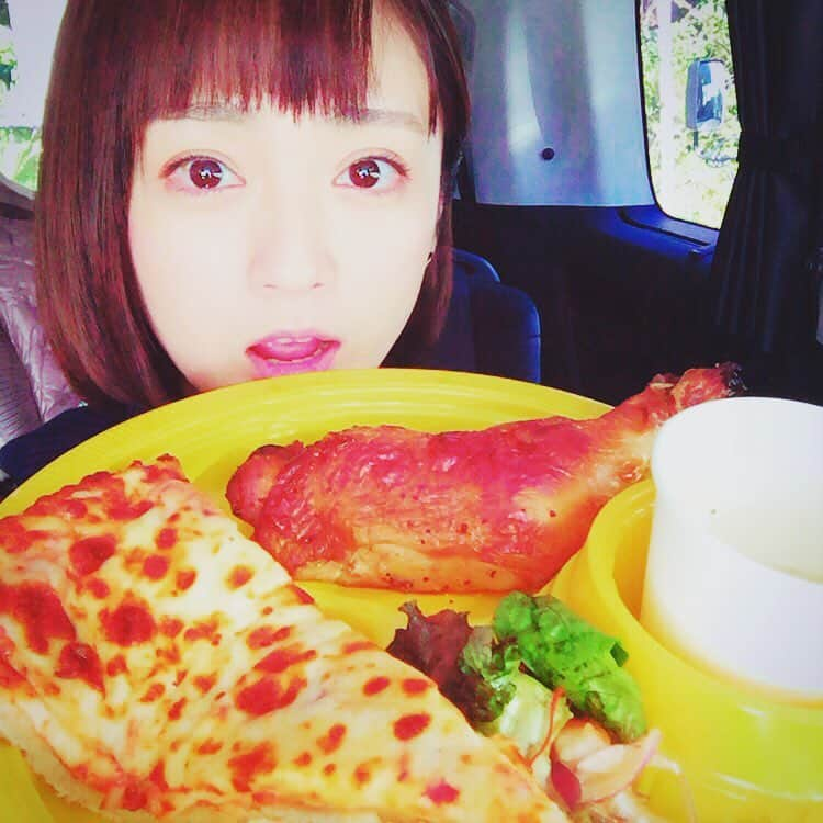 安達祐実さんのインスタグラム写真 - (安達祐実Instagram)「今日のランチは #でっかいピザと #でっかいチキン #クリスマスみたい」1月17日 20時36分 - _yumi_adachi