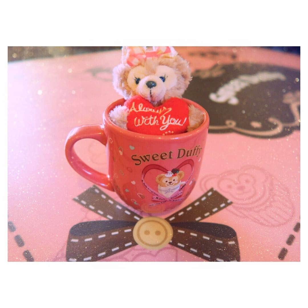 のインスタグラム：「私のハートを鷲掴みしたベストショット💗💕コップからハートシェリーちゃん♥️お部屋でもこうやって飾ることにした🐻🎀💗💕💗💕スウィートダッフィーの戦利品で男の子が苦手なお部屋へと模様替え中(笑)✨✨✨ . #tds #tokyodisneysea #disney #ShellieMay #cute #love #sweetduffy #ディズニーシー #スウィートダッフィー #ケープコッドクックオフ #シェリーメイ」