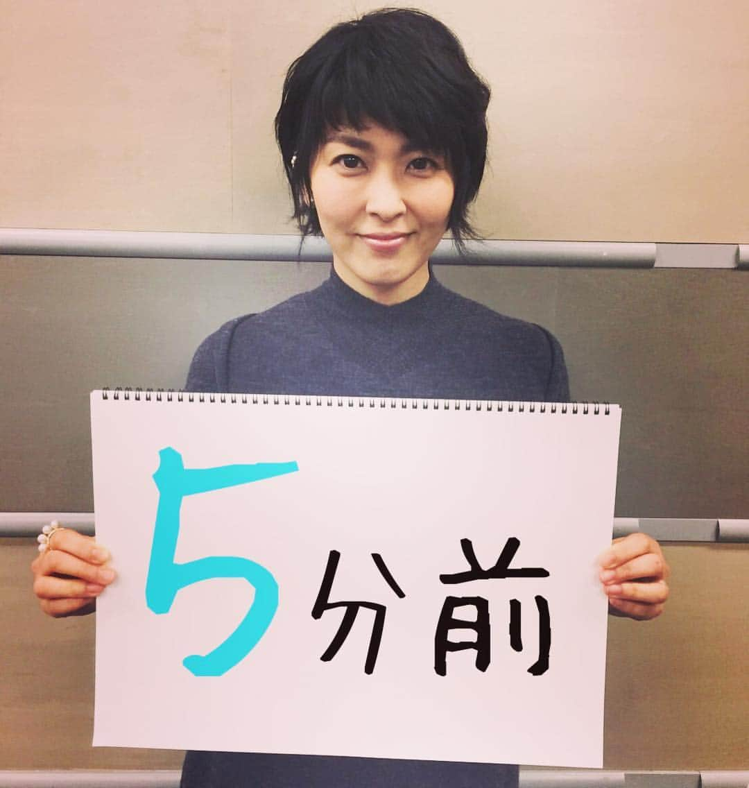 TBSドラマ「カルテット」のインスタグラム：「#松たか子 が#放送開始5分前 を#お知らせします🤗 #チャンネル6 #テレビの前でお待ちください #マツコの知らない世界 から#そのまま見てください🍋🍋」