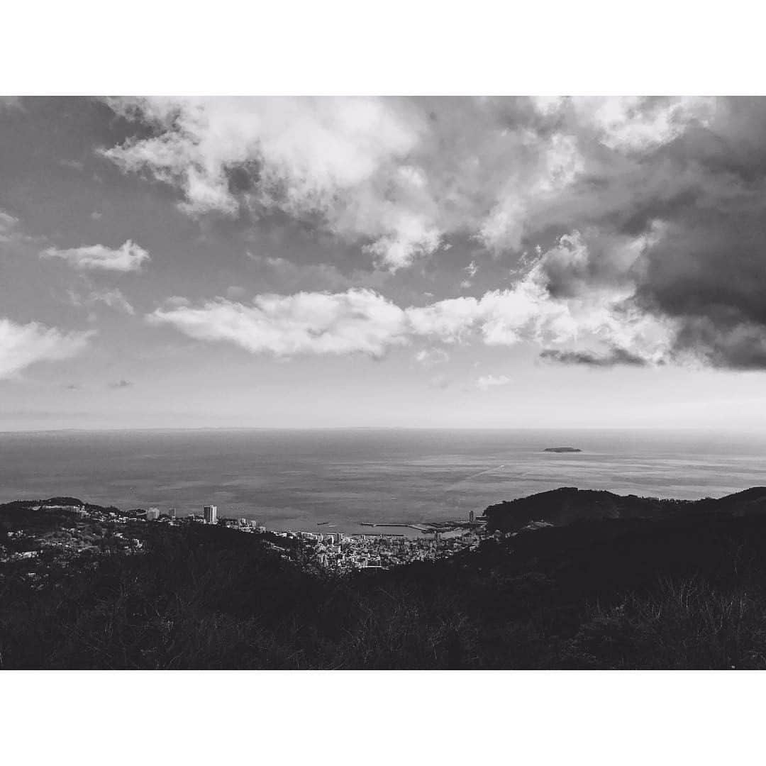 Takama Shibataのインスタグラム：「たまにはモノクロ。  #日本 #japan #伊豆 #izu #空 #sky #綺麗 #景色 #scenery #素敵 #beautiful #自然 #nature #白黒 #モノクロ #モノトーン #峠 #山 #mounten #海 #sea」