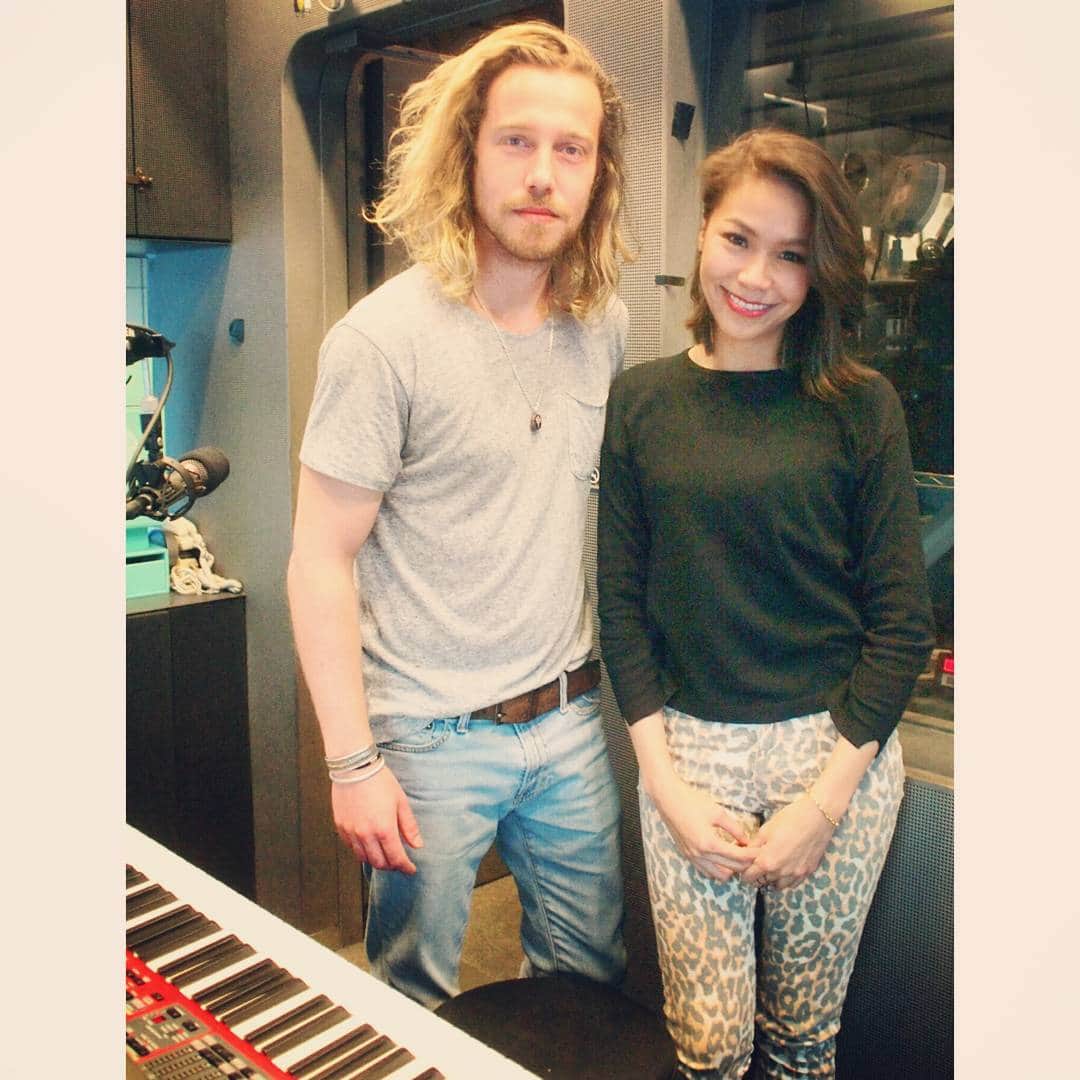 坂倉アコのインスタグラム：「w/ Julien Dore @jdoreofficiel 🎶 フランスのシンガソングライター、 ジュリアン・ドレさんと📷  #jwave #acousticcounty #juliendore #frenchsinger #greatvoice #tokyo #akosakakura」