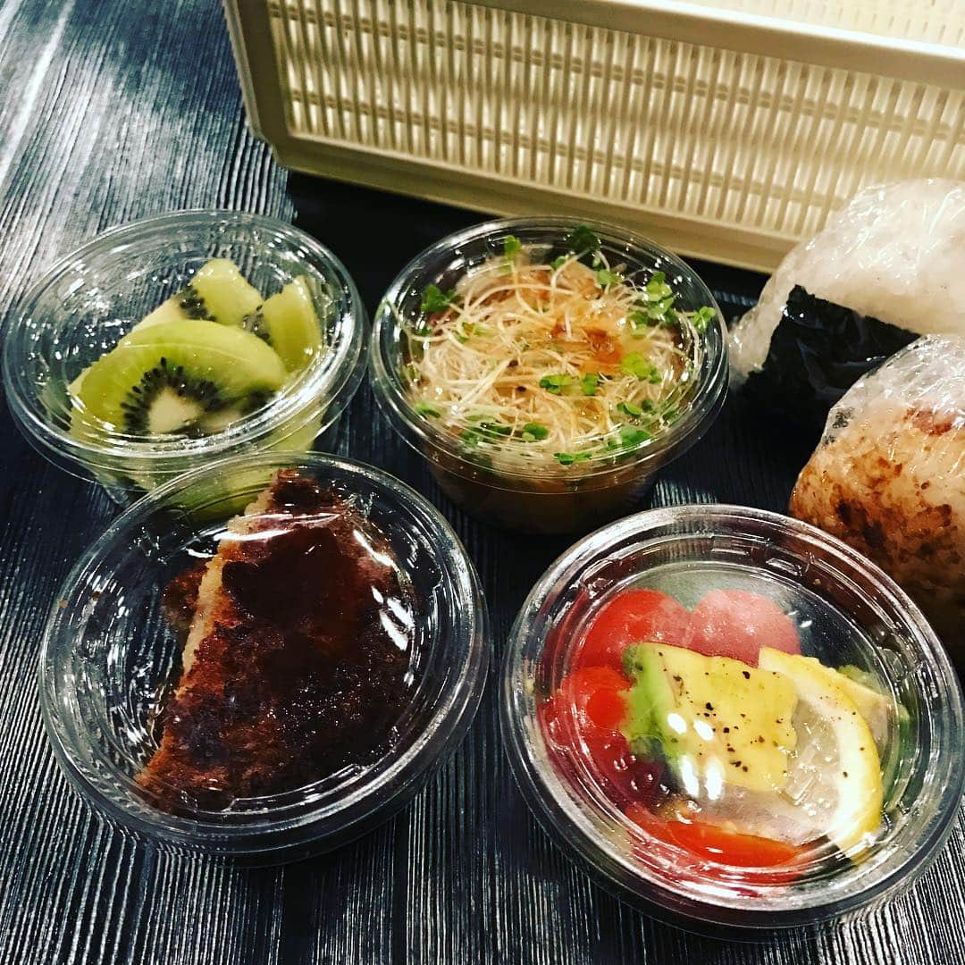 滝沢眞規子さんのインスタグラム写真 - (滝沢眞規子Instagram)「おはようございます。今日はケータリング風😊なかなか入れられない生野菜も気にせず入って便利。もともとあったサンドイッチ用の箱にぴったり入って自己満中。また100円ショップで容器を買っとこ。#タキマキ長女弁当」1月18日 6時17分 - makikotakizawa