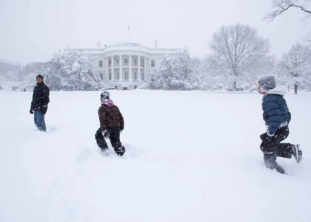 ピート・ソウザのインスタグラム：「Snowstorm 2010. The President with Sasha and Malia.」