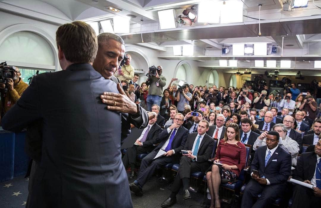 ピート・ソウザさんのインスタグラム写真 - (ピート・ソウザInstagram)「President Obama hugs press secretary Josh Earnest during a surprise drop by at the start of Josh's last press briefing.」1月18日 7時36分 - petesouza44