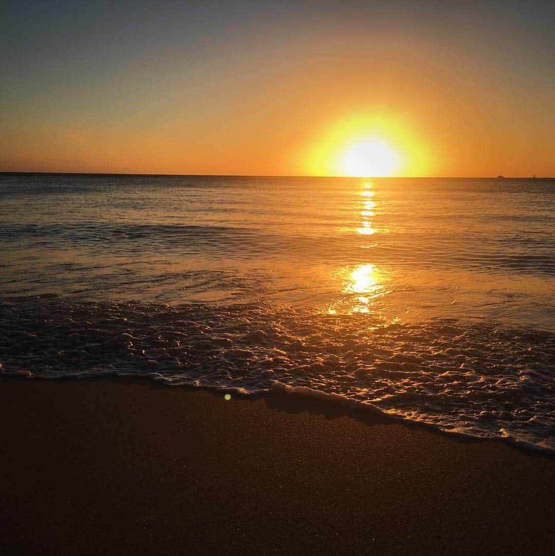 #RINKAgramHawaiiさんのインスタグラム写真 - (#RINKAgramHawaiiInstagram)「ハワイだから見られるperfect sunset🙌 . #rinkagramhawaii #rinkagram #sunset」1月18日 9時57分 - lealeagram_hawaii